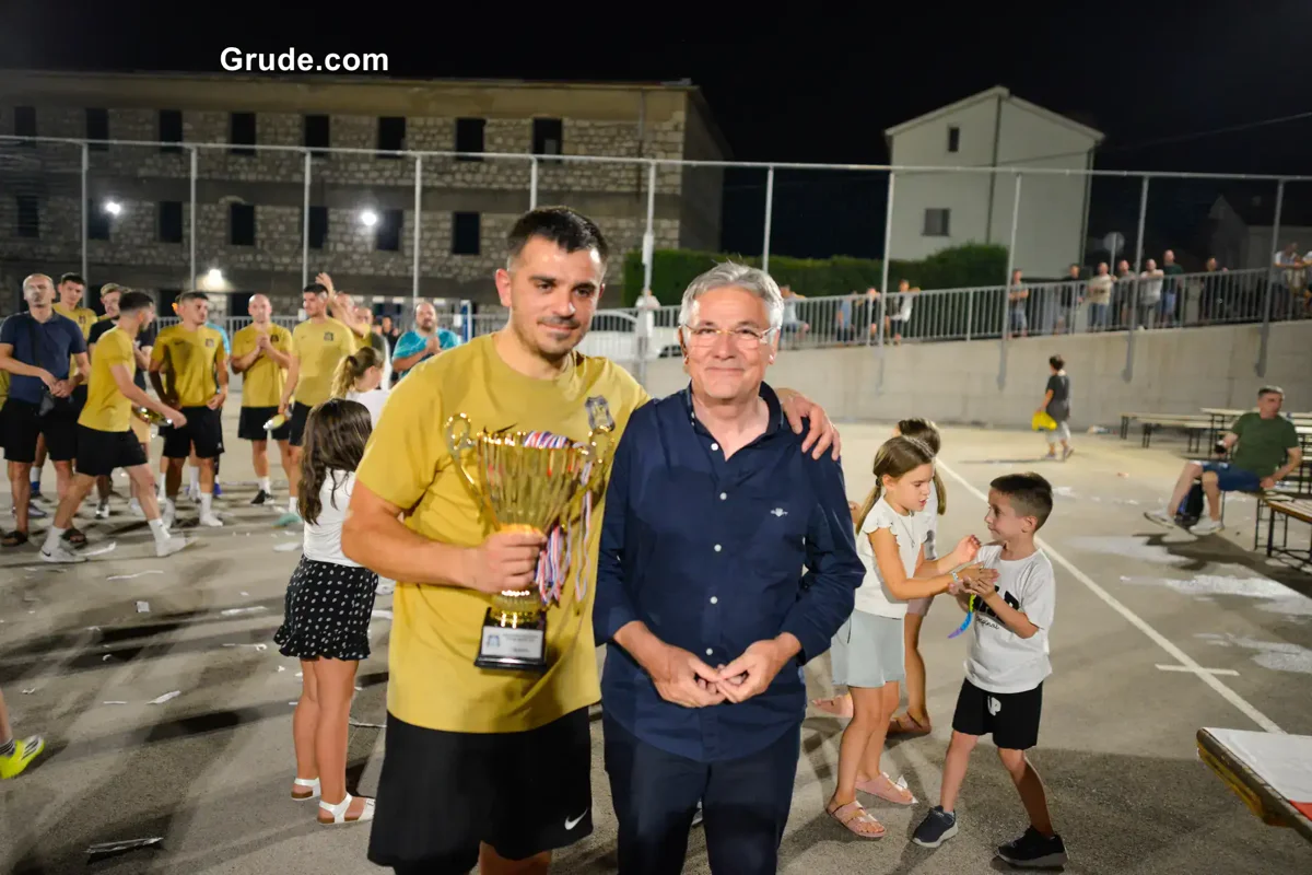 FOTO: GRUDE CENTAR uzeo povijesnu UNDECIMU, Ivan Ćorluka najtrofejniji igrač LMZ-a! Sovići juniorski prvaci 36
