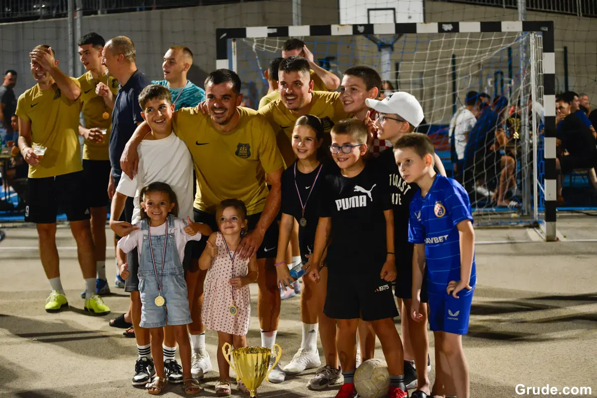 FOTO: GRUDE CENTAR uzeo povijesnu UNDECIMU, Ivan Ćorluka najtrofejniji igrač LMZ-a! Sovići juniorski prvaci 42