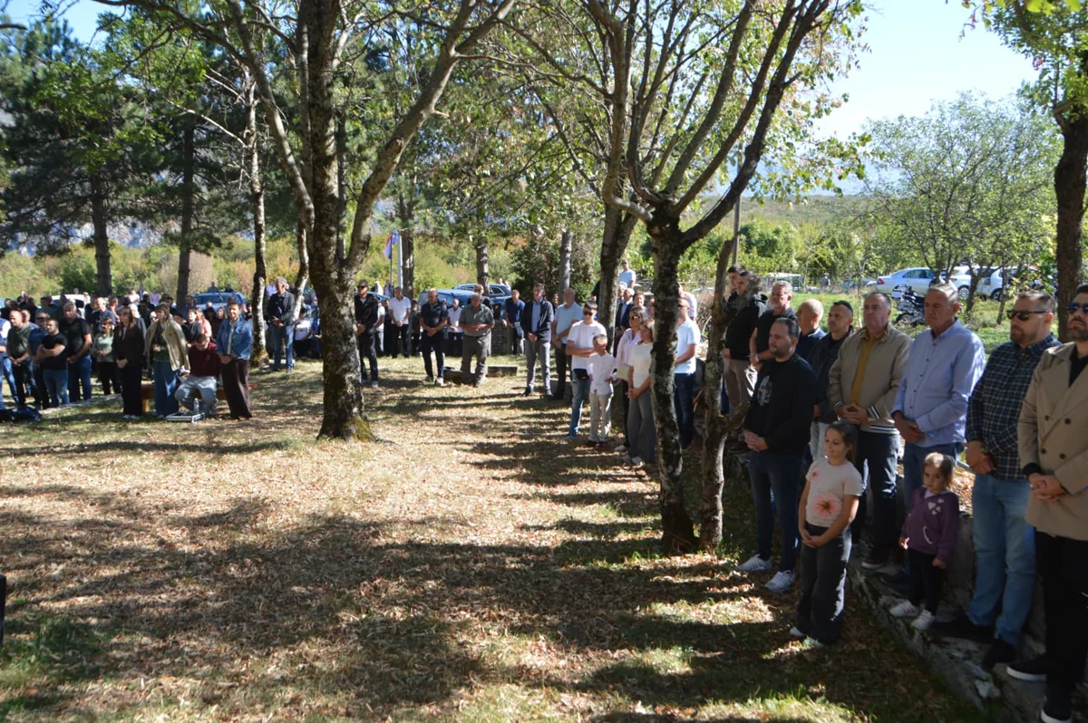 FOTO: HEROJI S VRDA SE NE ZABORAVLJAJU! Mnoštvo vjernika na svetoj misi povodom 33. obljetnice pogibije branitelja 16