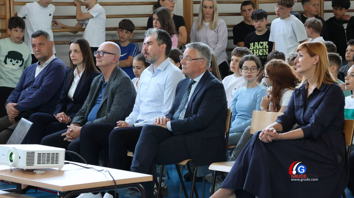 U OŠ Ruđera Boškovića stručnjaci SUMIT-a održali predavanje o sigurnosti na internetu FOTO 6