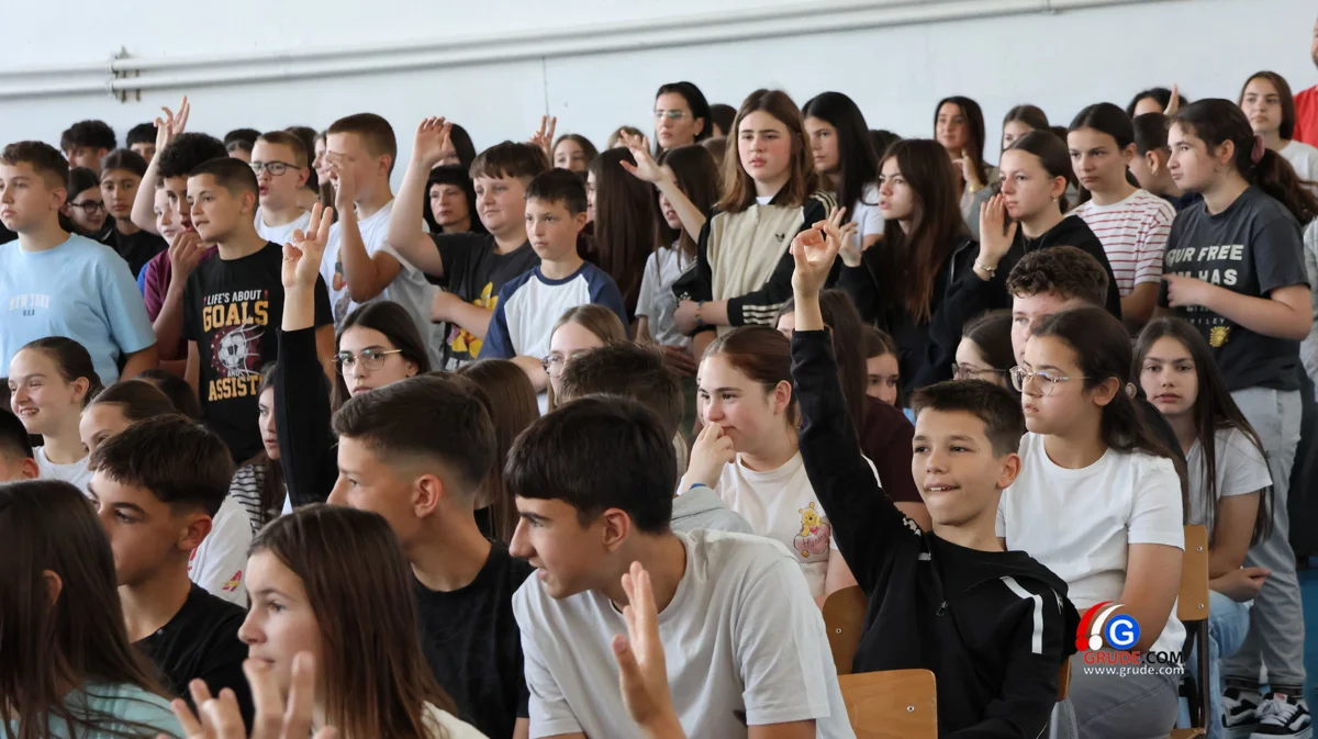 U OŠ Ruđera Boškovića stručnjaci SUMIT-a održali predavanje o sigurnosti na internetu FOTO 11