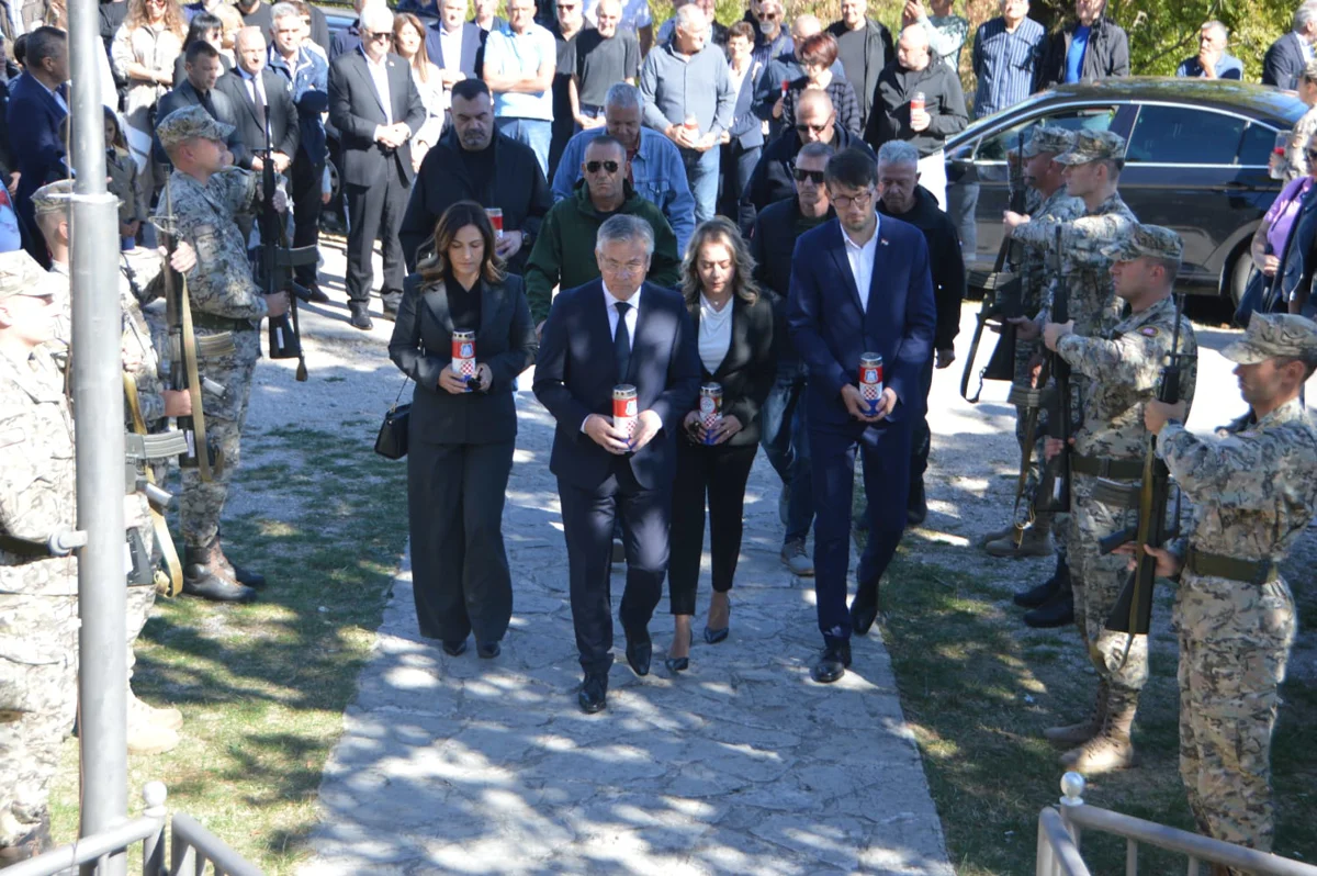 FOTO: HEROJI S VRDA SE NE ZABORAVLJAJU! Mnoštvo vjernika na svetoj misi povodom 33. obljetnice pogibije branitelja 20