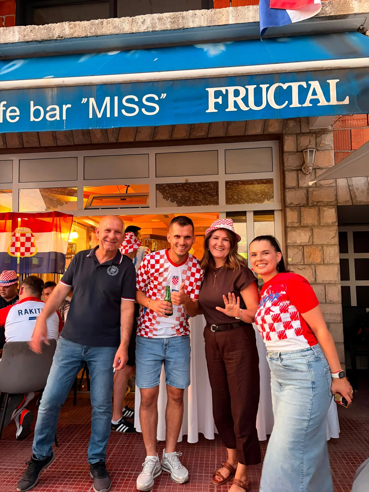 FOTO: GRUDSKI MISS PROSLAVIO 30 GODINA! Kultni kafić velikog srca okupio omiljene goste i prisjetio se prošlosti 10