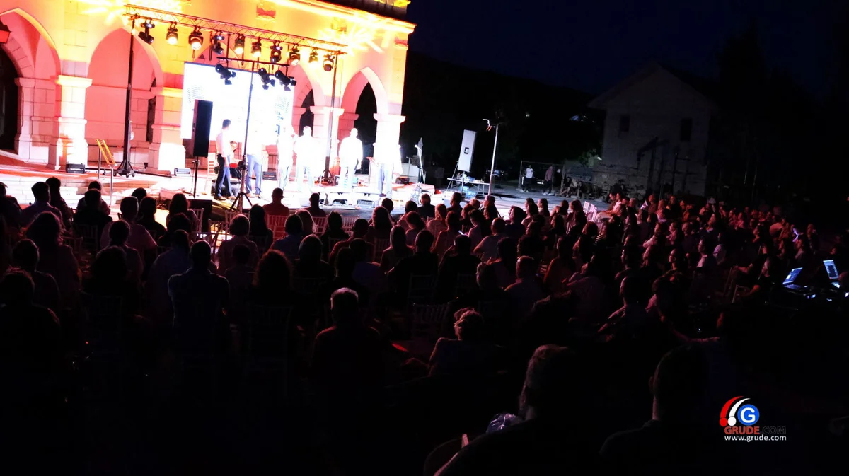 FOTO: Klapa Šufit razgalila srca Gruđana, čaroban koncert na platou crkve svete Kate 6