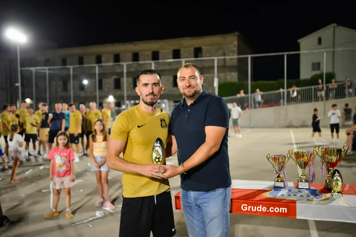FOTO: GRUDE CENTAR uzeo povijesnu UNDECIMU, Ivan Ćorluka najtrofejniji igrač LMZ-a! Sovići juniorski prvaci 32