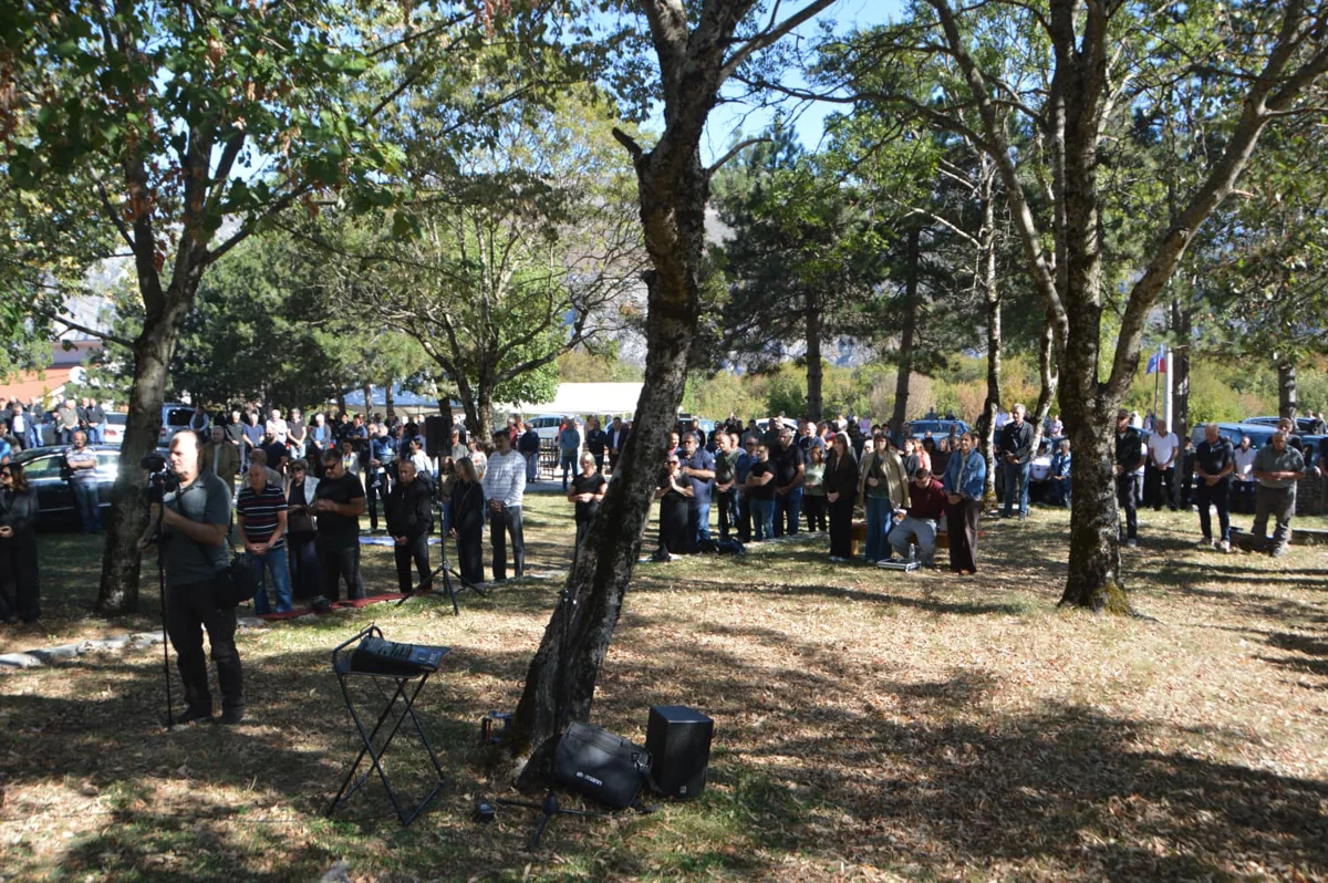 FOTO: HEROJI S VRDA SE NE ZABORAVLJAJU! Mnoštvo vjernika na svetoj misi povodom 33. obljetnice pogibije branitelja 13
